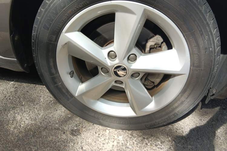 Used Skoda Octavia 2015 1.6L Automatic Yijie Edition Right Front Wheel Hub