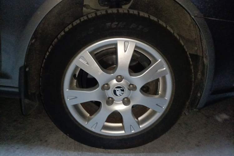 Used Skoda Octavia 2015 Classic Model 1.6L Automatic Elegance Edition Right Front Wheel Hub