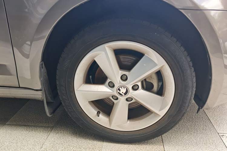 Used Skoda Octavia 2015 1.4TSI DSG Yijun Edition Right Front Wheel Hub