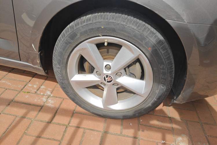 Used Skoda Octavia 2015 1.6L Manual Yijie Edition Right Front Wheel Hub