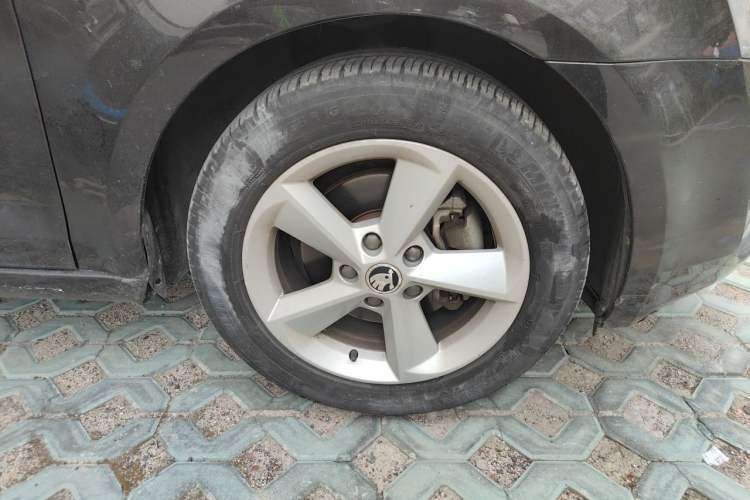 Used Skoda Octavia 2015 1.6L Automatic Yijun Edition Right Front Wheel Hub