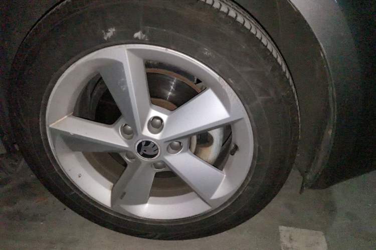 Used Skoda Octavia 2015 1.6L Manual Yijun Edition Right Front Wheel Hub