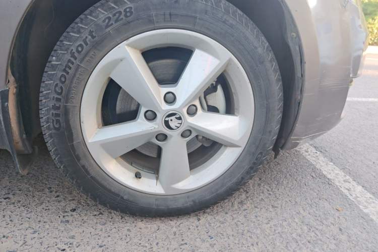 Used Skoda Octavia 2015 1.6L Automatic Yijie Edition Right Front Wheel Hub