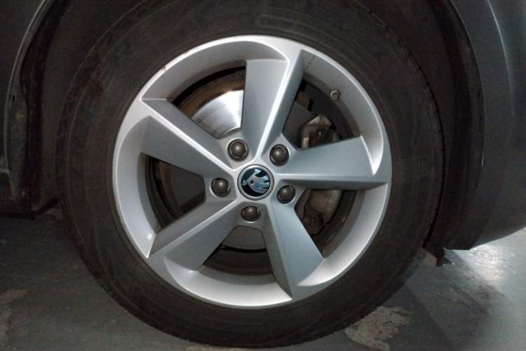 Used Skoda Octavia 2015 1.6L Automatic Yijie Edition Right Front Wheel Hub