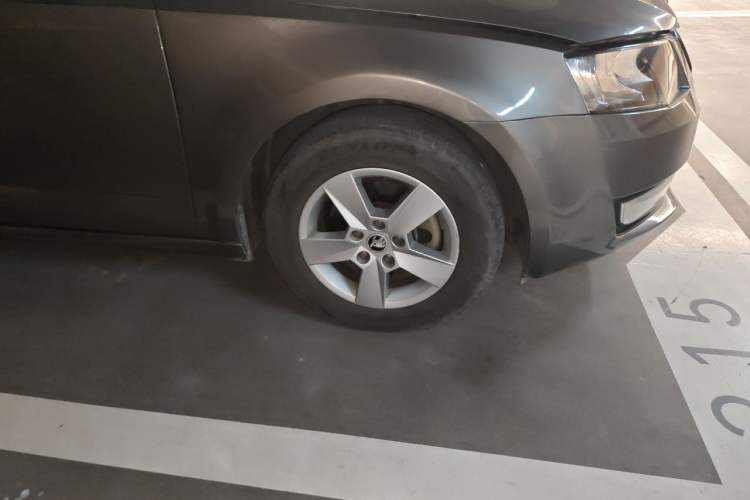 Used Skoda Octavia 2015 1.6L Manual Eado Edition Right Front Wheel Hub