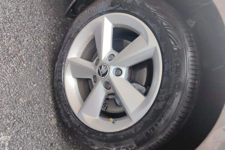 Used Skoda Octavia 2015 1.6L Manual Yijie Edition Right Front Wheel Hub