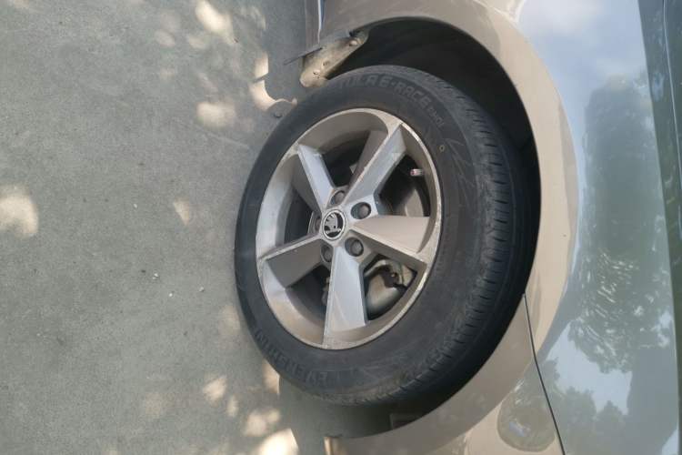 Used Skoda Octavia 2015 1.6L Automatic Yijun Edition Right Front Wheel Hub