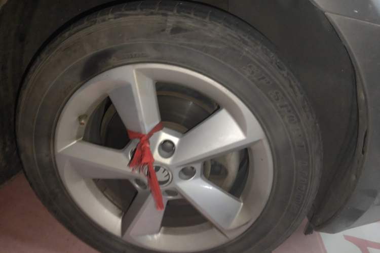 Used Skoda Octavia 2015 1.6L Automatic Yijie Edition Right Front Wheel Hub