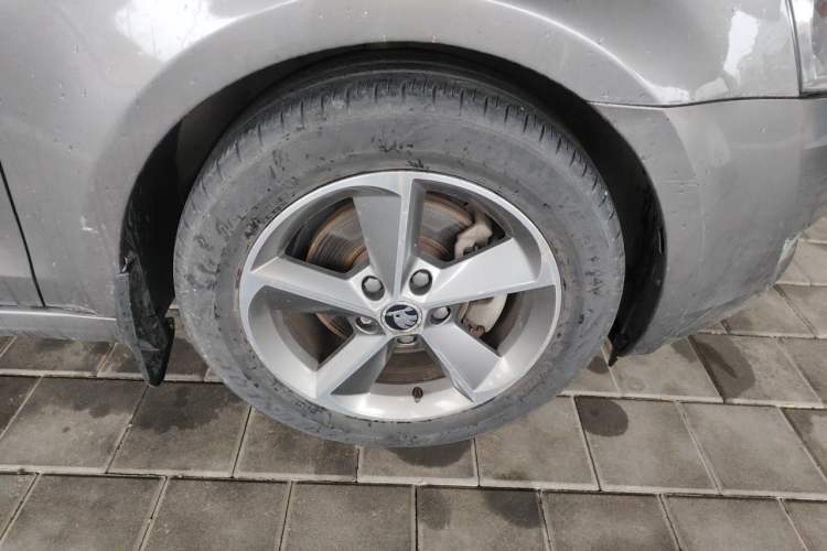 Used Skoda Octavia 2015 1.6L Manual Yijun Edition Right Front Wheel Hub