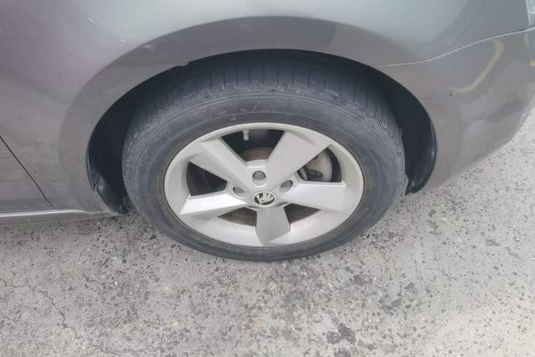 Used Skoda Octavia 2015 1.6L Automatic Yijie Edition Right Front Wheel Hub