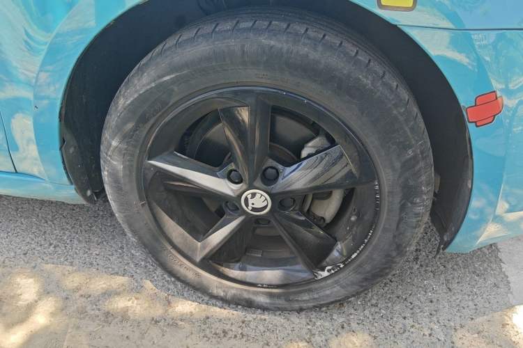 Used Skoda Octavia 2015 1.6L Manual Yijun Edition Right Front Wheel Hub
