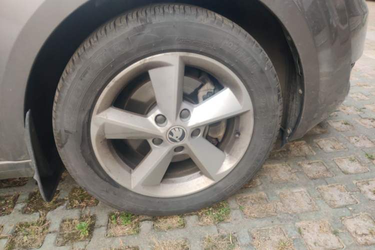 Used Skoda Octavia 2015 1.6L Manual Yijie Edition Right Front Wheel Hub