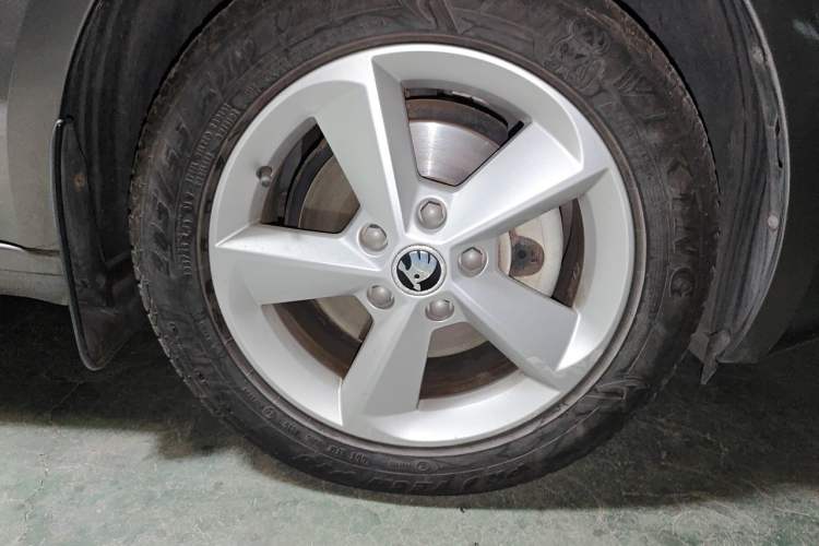 Used Skoda Octavia 2015 1.6L Automatic Yijie Edition Right Front Wheel Hub