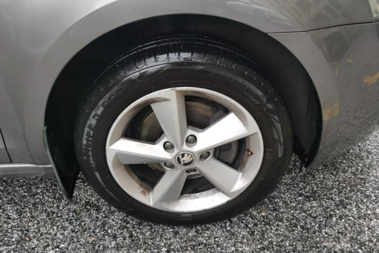 Used Skoda Octavia 2015 1.6L Automatic Yijie Edition Right Front Wheel Hub