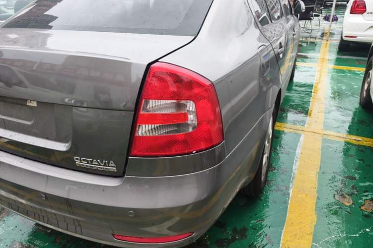Used Skoda Octavia 2015 Classic Model 1.6L Automatic Elegance Edition Right Rear Taillight