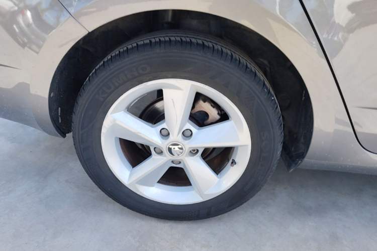 Used Skoda Octavia 2015 1.6L Automatic Yijie Edition Right Rear Wheel Hub
