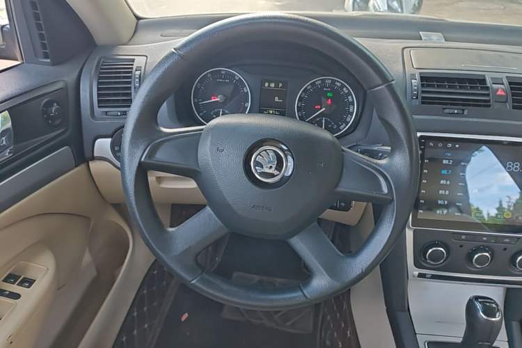 Used Skoda Octavia 2015 Classic Model 1.6L Automatic Yijie Version Steering Wheel