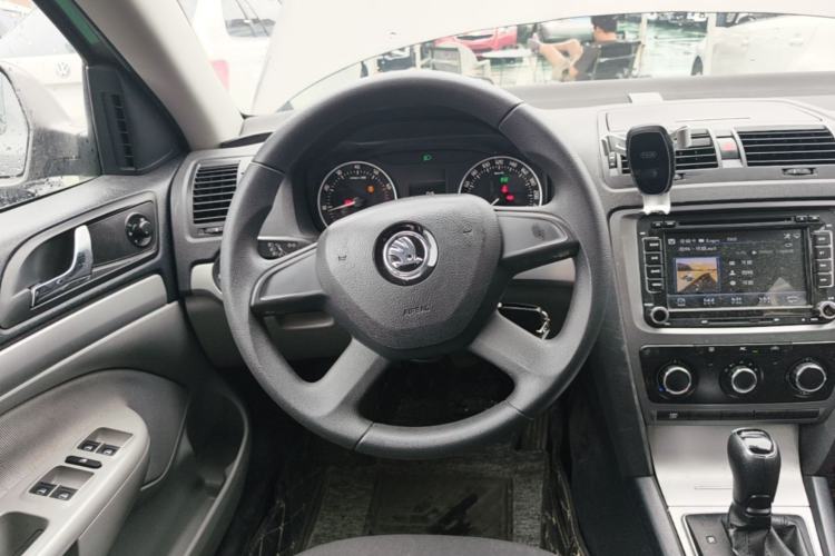 Used Skoda Octavia 2015 Classic Model 1.6L Automatic Elegance Edition Steering Wheel