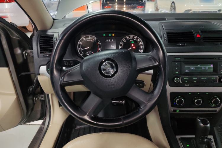 Used Skoda Octavia 2015 Classic Model 1.6L Automatic Elegance Edition Steering Wheel