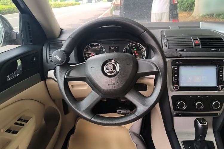 Used Skoda Octavia 2015 Classic Model 1.6L Automatic Yijie Version Steering Wheel