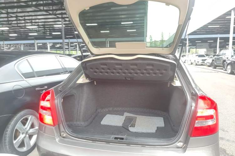 Used Skoda Octavia 2015 Classic Model 1.6L Manual Yijie Edition Trunk