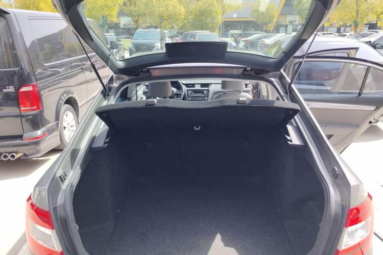 Used Skoda Octavia 2015 1.6L Automatic Yijie Edition Trunk