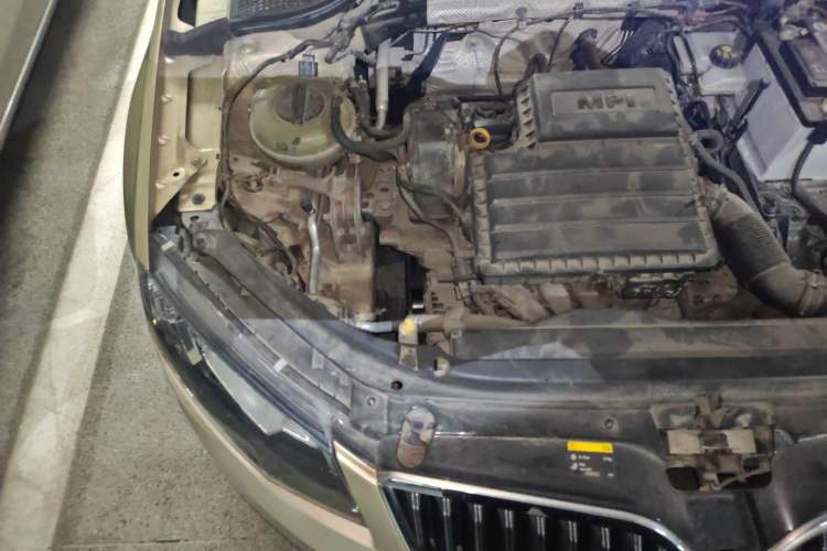 Used Skoda Octavia 2015 1.6L Automatic Yijun Edition Engine Bay Right