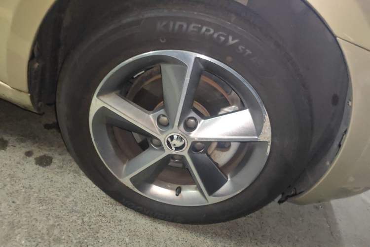 Used Skoda Octavia 2015 1.6L Automatic Yijun Edition Right Front Wheel Hub
