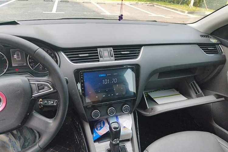 Used Skoda Octavia 2015 1.6L Automatic Yijun Edition Audio And AC Panel