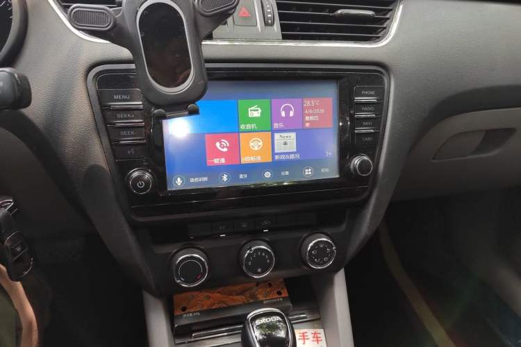 Used Skoda Octavia 2015 1.6L Automatic Yijun Edition Audio And AC Panel