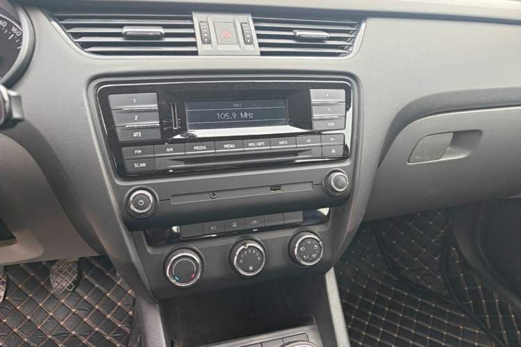 Used Skoda Octavia 2015 1.6L Manual Eado Edition Audio And AC Panel
