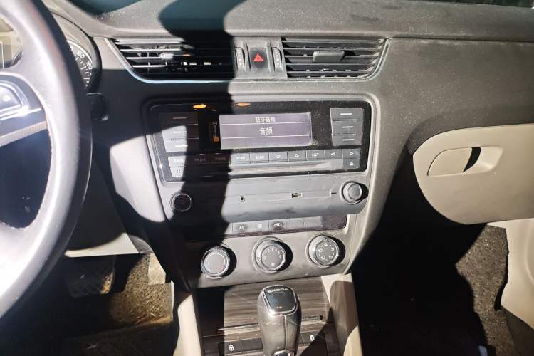 Used Skoda Octavia 2015 1.6L Automatic Yijun Edition Audio And AC Panel