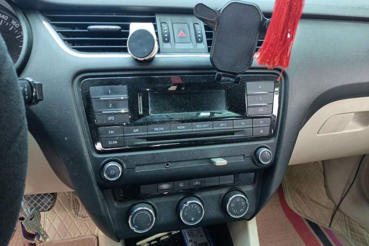 Used Skoda Octavia 2015 1.6L Automatic Yijie Edition Audio And AC Panel