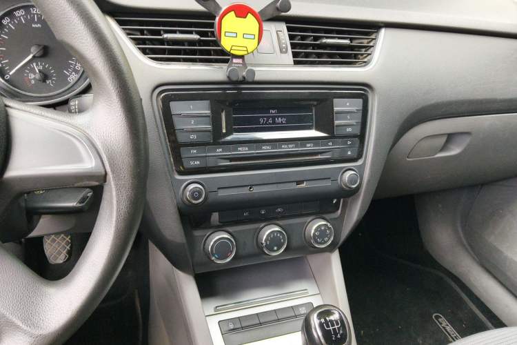 Used Skoda Octavia 2015 1.6L Manual Yijie Edition Audio And AC Panel