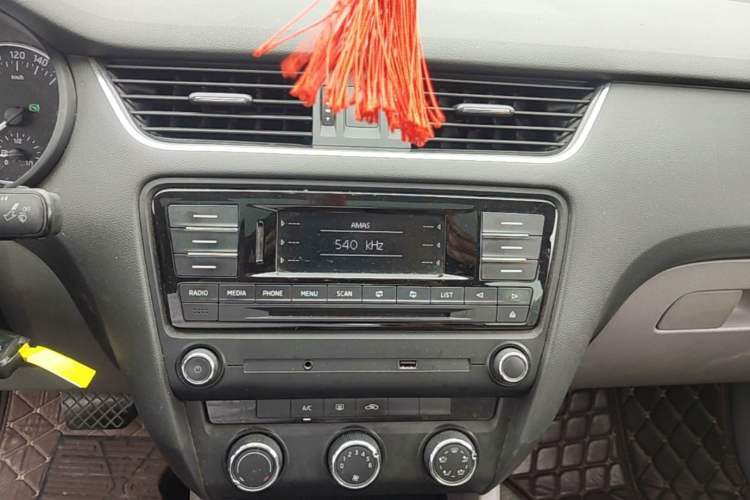 Used Skoda Octavia 2015 1.6L Automatic Yijun Edition Audio And AC Panel