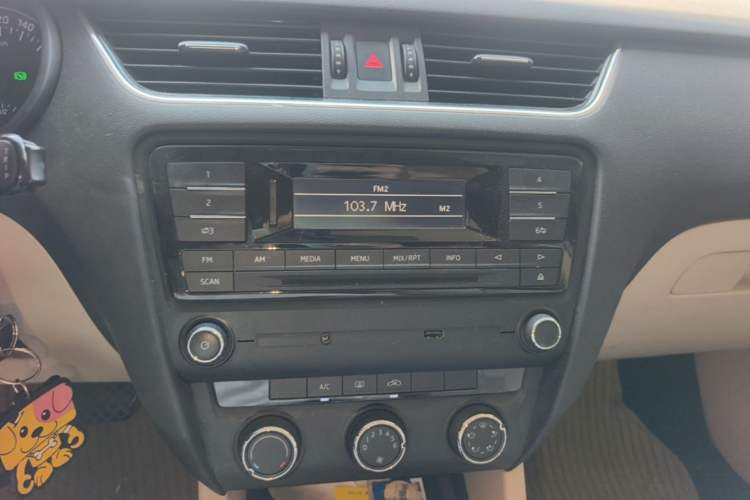 Used Skoda Octavia 2015 1.6L Automatic Yijie Edition Audio And AC Panel