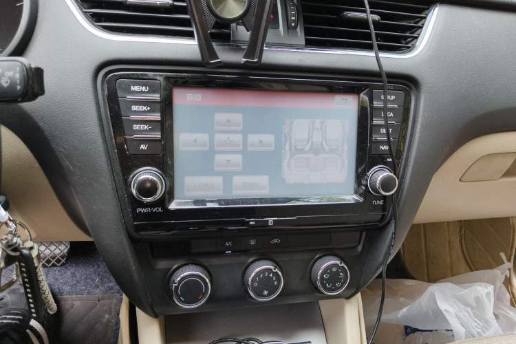 Used Skoda Octavia 2015 1.6L Automatic Yijie Edition Audio And AC Panel
