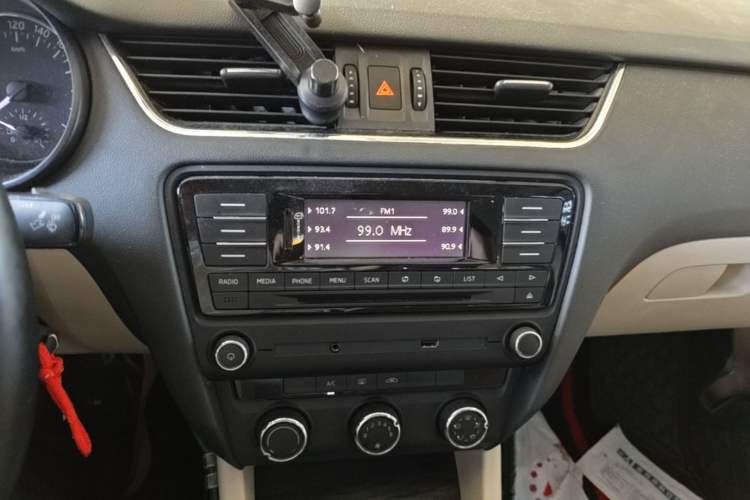 Used Skoda Octavia 2015 1.6L Automatic Yijun Edition Audio And AC Panel