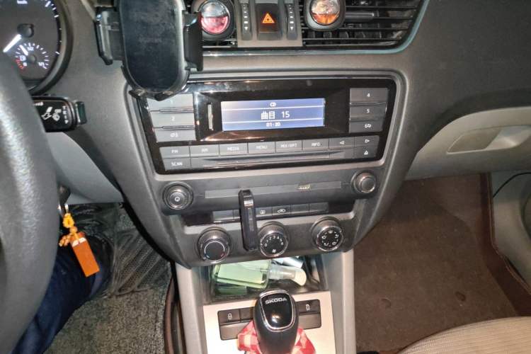 Used Skoda Octavia 2015 1.6L Automatic Yijie Edition Audio And AC Panel