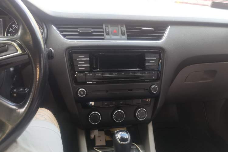 Used Skoda Octavia 2015 1.4TSI DSG Yijun Edition Audio And AC Panel