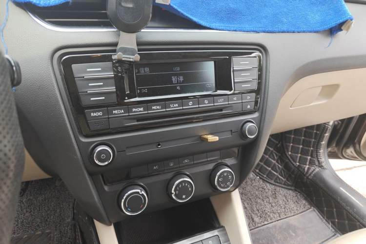 Used Skoda Octavia 2015 1.4TSI Manual Yijun Edition Audio And AC Panel