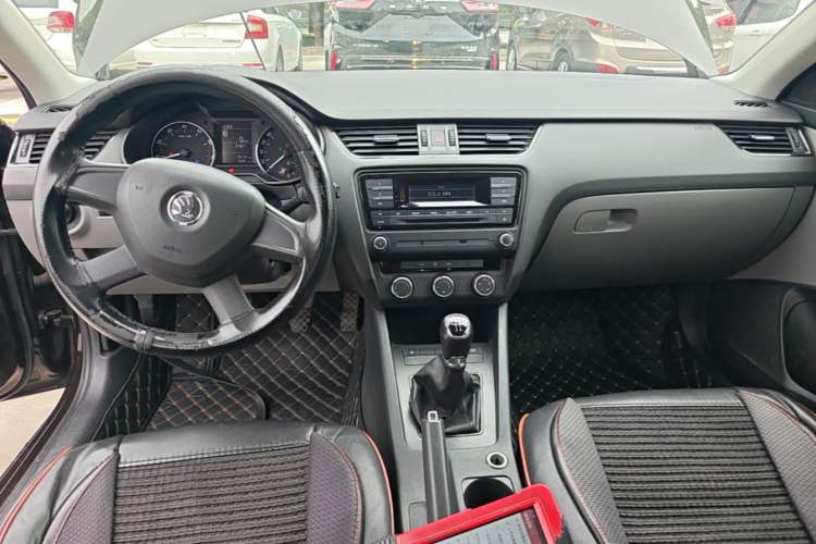 Used Skoda Octavia 2015 1.6L Manual Eado Edition Center Console