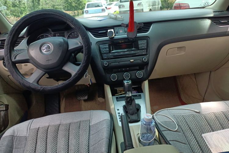 Used Skoda Octavia 2015 1.6L Automatic Yijie Edition Center Console