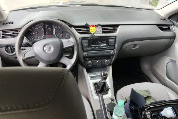 Used Skoda Octavia 2015 1.6L Manual Yijie Edition Center Console
