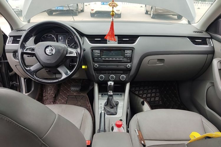 Used Skoda Octavia 2015 1.6L Automatic Yijun Edition Center Console