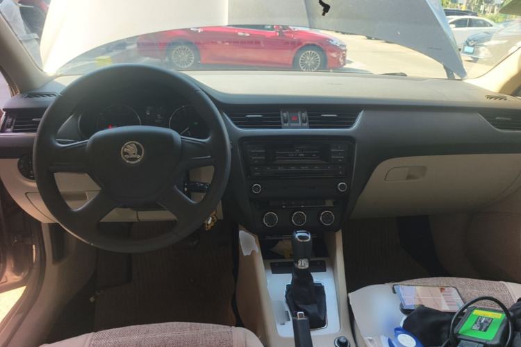 Used Skoda Octavia 2015 1.6L Automatic Yijie Edition Center Console