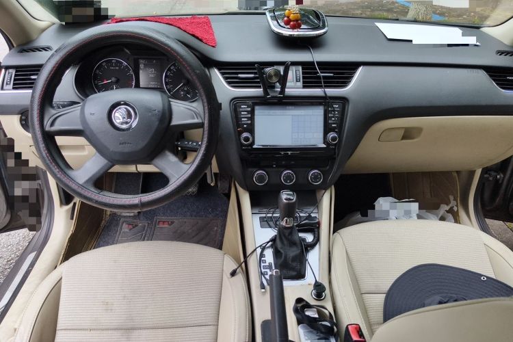 Used Skoda Octavia 2015 1.6L Automatic Yijie Edition Center Console
