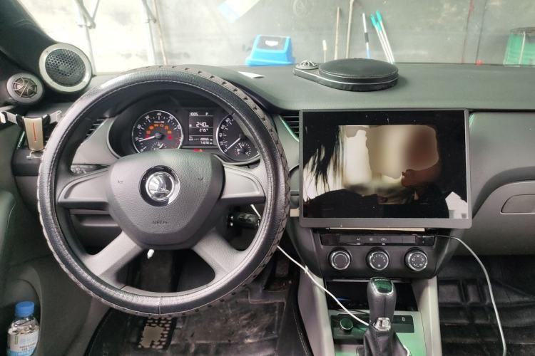 Used Skoda Octavia 2015 1.6L Automatic Yijie Edition Center Console