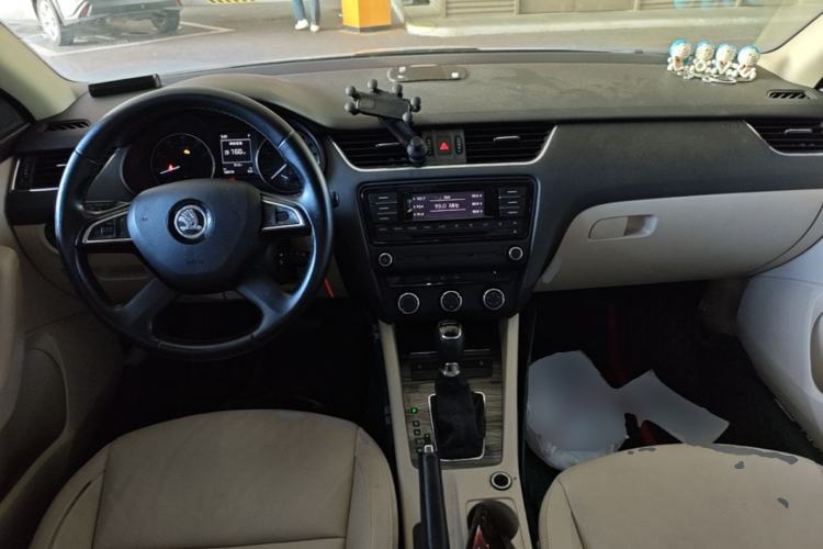 Used Skoda Octavia 2015 1.6L Automatic Yijun Edition Center Console