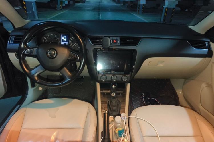 Used Skoda Octavia 2015 1.6L Automatic Yijun Edition Center Console